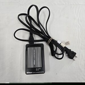 Nikon MH-18a Quick Charger + One Battery For Parts Or Not Working